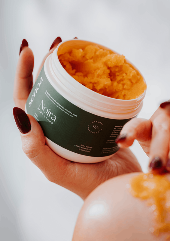 NOIRA-body-scrub-peeling-do-ciala-310x440v4-1.png